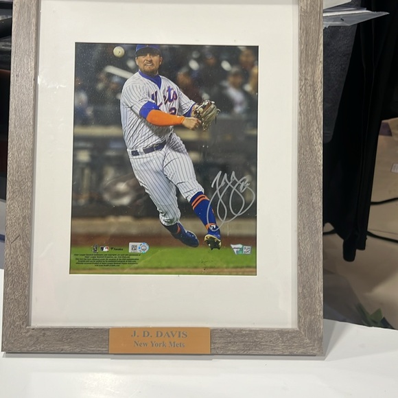 Mets JD Davis signed 8x10 photo in 11/14 frame - Picture 2 of 2